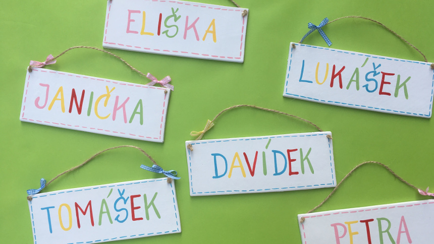 keramicka-cedulka-se-jmenem-do-detskeho-pokoje